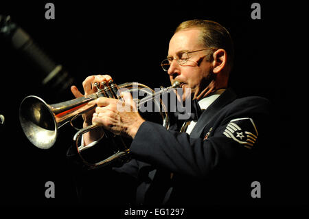 Die Falconaires von der US Air Force Academy Band, führen im ägyptischen Theater in Ogden, Utah am 4. Juni 2009. Die Falconaires sind von der United States Air Force Academy, Colorado Springs, Colorado und unterstützen hier Veranstaltungen für Air Force Woche Salt Lake City. James Arrowood Stockfoto