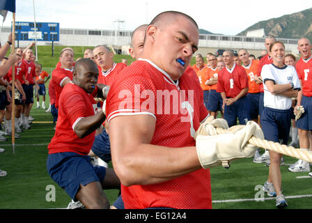 Grundlegende Kadett Auszubildende mit der US Air Force Academy-Klasse des Jahres 2013 teilnehmen in das Tauziehen bei Feldtag Aktivitäten hier heute. Ca. 1.344 Auszubildende traten in verschiedenen Sportveranstaltungen während Feldtag, einschließlich Tauziehen, Log-Relais, Steeple Chase und Sprint-Relais. Grundlegende Kadett Ausbildung begann am 25 Juni und dauert bis 1. August 2009. Die neuen Kadetten sind im ersten Monat der Ausbildung und lernen über Luftwaffe Erbe, Ehre, Disziplin und Luftwaffe Kernwerte, neben der Verbesserung der körperlichen Fitness. Die akademischen Herbstsemester beginnt 6. August 2009.   Mike Kaplan Stockfoto