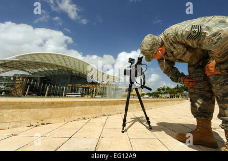 US Air Force Technical Sergeant Juan Valdez einen Kameramann mit 4. Kampf Geschwader Videobänder März ARB, CA. außen der neuen Centro de Convenciones de Puerto Rico, San Juan, Puerto Rico, während 2009 Liga des Übereinkommens der Vereinten lateinamerikanischen Bürger LULAC und Exposition, 14. Juli 2009. LULAC ist die Nation älteste und größte hispanische Organisation, die für die Latinos in den Vereinigten Staaten seit 80 Jahren eingetreten ist.  TSgt Efren López Stockfoto