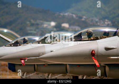 Piloten aus der 194. Jagdstaffel vorzubereiten, Hickam Air Force Base, Hawaii, zur Teilnahme an einer Luft/Luft-Mission 16. September 2009 abzuweichen. Die 194. ist Bestandteil der California Air National Guard 144. Fighter Wing und beteiligt sich an Sentry Aloha. Krieger: Aloha ist eine Übung, die Hickam, trainieren mit der Hawaii Air National Guard 199. Fighter Squadron ungleiche Kampf Vermögen bringt.  Staff Sgt Charles P. Vaughn Stockfoto