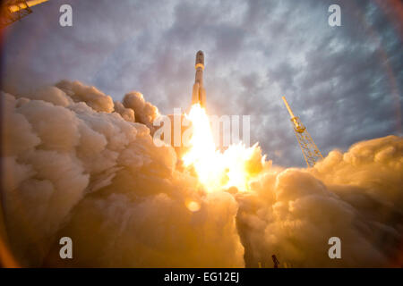 45. Space Wing erfolgreich lanciert eine United Launch Alliance Atlas V-Rakete, die Durchführung der zweiten Mobile User Ziel System MUOS-2 Satelliten für die US Navy abgehoben vom Space Launch Komplex-41 9. Juli 2013, Cape Canaveral Air Force Station, Florida MUOS ist die nächste Generation Schmalband militärische Satelliten-Kommunikationssystem, das weltweit, Multiservice Einwohner von Benutzern in der Ultrahochfrequenz-Band unterstützt.  von Pat Corkery Stockfoto