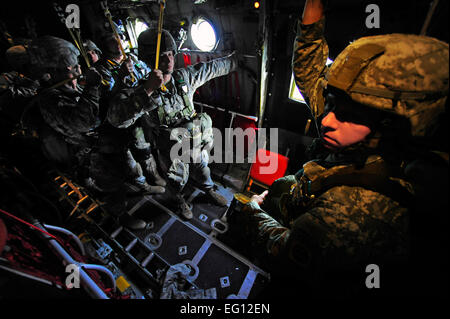 Ein Armee-Fallschirmjäger aus dem 1. Bataillon, 505. Fallschirm-Infanterie-Regiment, bereitet eine zerstreute Einfügung von einer c-130 Hercules-Flugzeuge während der gemeinsamen gewaltsame Eintrag Übung Pope Air Force Base, N.C durchführen Die Übung soll Zusammenhalt zwischen der Luftwaffe und Armee zu verbessern, indem die Ausführung umfangreicher, Erdbewegungsmaschinen und Truppenbewegungen für reale Risiken. Staff Sgt Angelita M. Lawrence Stockfoto