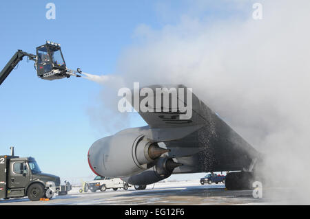 US Air Force Tech Sergeant James Daberkow, Mannschaft Leiter für 155. Nebraska Air National Guard Aircraft Maintenance Squadron betreibt die AirPlus Enteisung System, beim Entfernen von Eis aus einer KC-135R Betankung Tanker in Lincoln, Nebraska Air Guard base 9. Januar 2010 während der mittleren Westen unter Null Temperaturen im Januar. Die AirPlus ist ein geschlossenes, beheizt, Fahrerkabine, die ist zu einem zwanzig-Fuß-Boom auf einem LKW befestigt und erzeugt eine Hochgeschwindigkeits-Luftdüsen beheizt.  Techn. Sgt. Vern Moore Stockfoto