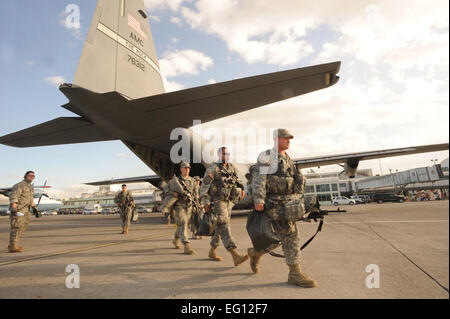 Soldaten der 82. US-Luftlandedivision in Fort Bragg, N.C., basierend fahren ein wenig Rock Air Force Base, Arche, C-130J Hercules-Flugzeuge am Flughafen von Port-au-Prince, Haiti, 16. Januar 2010. Diese Soldaten werden die Sicherheit, medizinische Unterstützung und Befehl für die Truppen und Unterstützung in Haiti Hilfsmaßnahmen nach ein verheerenden Erdbeben das Land 12. Januar 2010 geschlagen. Little Rock AFB ist ein Bestandteil des Air Mobility Command. Seit Beginn der Hilfsaktionen 13. Januar 2010, haben AMC Flugzeuge liefern mehr als 323 Tonnen Notfall Tonnen Fracht nach Haiti.  von Staff Sgt Chad Chis Stockfoto