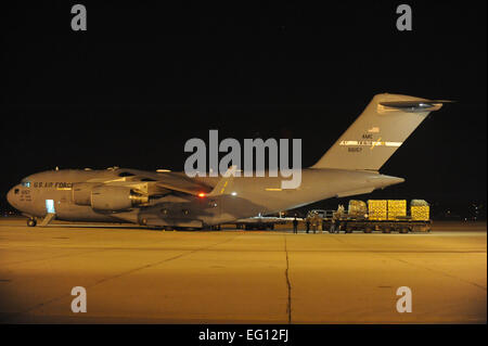 Haiti wurde durch ein Erdbeben der Stärke 7.0 traf am 12. Januar 2010, bei 4:53 pm EST. In Antwort März Air Reserve Base, Kalifornien, wird den Staging-Bereich für Relief Arbeitnehmer Suche und Rettung Mannschaften zusammenzubauen Lieferungen, Personal und Ausrüstung für einen c-17 Globemaster III-Flug nach Port-Au-Prince, Haiti. Das Flugzeug ist das 60. Air Wing, Travis Air Force Base, Kalifornien zugewiesen, das Flugzeug kommt am Donnerstag, 14. Januar 2010.  USAF Foto von MSgt Roy Santana Stockfoto