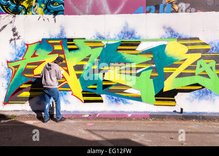 Streetart-Künstler bei der Arbeit an "The Tunnel", eine autorisierte Graffiti-Gebiet bei Leake Street in der Nähe von Waterloo Station in London Stockfoto