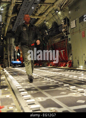 Technische Sgt. Charles Moore, 41. Airlift Squadron Loadmaster Spaziergänge an der Rückseite des C-130J bei einem Pre-Flight Check 13. Januar vor der Flugzeugmission, Ausrüstung und Personal, die Haiti Hilfsmaßnahmen unterstützen zu liefern. Das Flugzeug startete aus Little Rock Air Force Base, Arche, in der Nähe von Mitternacht am 13. Januar geladen Personal und Ausrüstung vor dem Morgengrauen in Gulfport-Biloxi International Airport, Frl., und übergab sie den internationalen Flughafen in Port-au-Prince, Haiti, der Morgen des 14. Januar im Rahmen der laufenden Haiti Hilfsmaßnahmen. Foto: USAF Staff Sgt Chad Chisholm Stockfoto