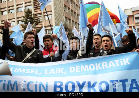 Ankara, Türkei. 13. Februar 2015. Feb. 12, 2015 - Tausende Lehrer und Schüler boykottiert Schulen AKP-Regierung Anti-säkularer Bildungspolitik in der Türkei zu protestieren. Lehrer und Schüler gingen von schreien Motto '' Nein zu reaktionären Bildung '', Ministerium für nationale Bildung in Ankara. © Tumay Berkin/ZUMA Wire/ZUMAPRESS.com/Alamy Live-Nachrichten Stockfoto