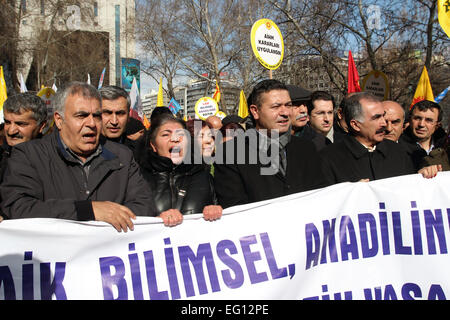 Ankara, Türkei. 13. Februar 2015. Feb. 12, 2015 - Tausende Lehrer und Schüler boykottiert Schulen AKP-Regierung Anti-säkularer Bildungspolitik in der Türkei zu protestieren. Lehrer und Schüler gingen von schreien Motto '' Nein zu reaktionären Bildung '', Ministerium für nationale Bildung in Ankara. © Tumay Berkin/ZUMA Wire/ZUMAPRESS.com/Alamy Live-Nachrichten Stockfoto