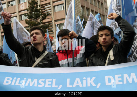 Ankara, Türkei. 13. Februar 2015. Feb. 12, 2015 - Tausende Lehrer und Schüler boykottiert Schulen AKP-Regierung Anti-säkularer Bildungspolitik in der Türkei zu protestieren. Lehrer und Schüler gingen von schreien Motto '' Nein zu reaktionären Bildung '', Ministerium für nationale Bildung in Ankara. © Tumay Berkin/ZUMA Wire/ZUMAPRESS.com/Alamy Live-Nachrichten Stockfoto