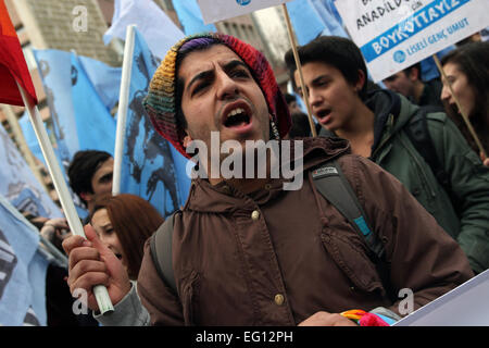 Ankara, Türkei. 13. Februar 2015. Feb. 12, 2015 - Tausende Lehrer und Schüler boykottiert Schulen AKP-Regierung Anti-säkularer Bildungspolitik in der Türkei zu protestieren. Lehrer und Schüler gingen von schreien Motto '' Nein zu reaktionären Bildung '', Ministerium für nationale Bildung in Ankara. © Tumay Berkin/ZUMA Wire/ZUMAPRESS.com/Alamy Live-Nachrichten Stockfoto