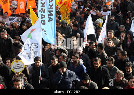 Ankara, Türkei. 13. Februar 2015. Feb. 12, 2015 - Tausende Lehrer und Schüler boykottiert Schulen AKP-Regierung Anti-säkularer Bildungspolitik in der Türkei zu protestieren. Lehrer und Schüler gingen von schreien Motto '' Nein zu reaktionären Bildung '', Ministerium für nationale Bildung in Ankara. © Tumay Berkin/ZUMA Wire/ZUMAPRESS.com/Alamy Live-Nachrichten Stockfoto