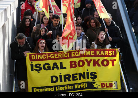 Ankara, Türkei. 13. Februar 2015. Feb. 12, 2015 - Tausende Lehrer und Schüler boykottiert Schulen AKP-Regierung Anti-säkularer Bildungspolitik in der Türkei zu protestieren. Lehrer und Schüler gingen von schreien Motto '' Nein zu reaktionären Bildung '', Ministerium für nationale Bildung in Ankara. © Tumay Berkin/ZUMA Wire/ZUMAPRESS.com/Alamy Live-Nachrichten Stockfoto