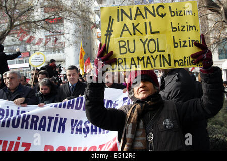 Ankara, Türkei. 13. Februar 2015. Feb. 12, 2015 - Tausende Lehrer und Schüler boykottiert Schulen AKP-Regierung Anti-säkularer Bildungspolitik in der Türkei zu protestieren. Lehrer und Schüler gingen von schreien Motto '' Nein zu reaktionären Bildung '', Ministerium für nationale Bildung in Ankara. © Tumay Berkin/ZUMA Wire/ZUMAPRESS.com/Alamy Live-Nachrichten Stockfoto