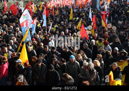 Ankara, Türkei. 13. Februar 2015. Feb. 12, 2015 - Tausende Lehrer und Schüler boykottiert Schulen AKP-Regierung Anti-säkularer Bildungspolitik in der Türkei zu protestieren. Lehrer und Schüler gingen von schreien Motto '' Nein zu reaktionären Bildung '', Ministerium für nationale Bildung in Ankara. © Tumay Berkin/ZUMA Wire/ZUMAPRESS.com/Alamy Live-Nachrichten Stockfoto