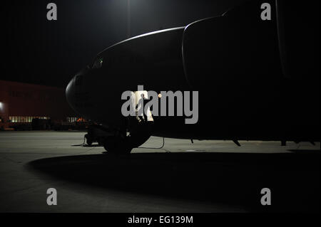 Eine c-17 Globemaster III Flugzeuge aus der 729. Airlift Squadron, März Air Reserve Base, Kalifornien, ist mit Fracht beladen und bereit, Langley Air Force Base, Virginia, zur Unterstützung von Haiti Erdbebenhilfe, 16. Januar 2010 zu verlassen. Das Flugzeug trägt humanitäre Hilfe und US-Armeesoldaten und Ausrüstung aus der 688. schnelle Port Öffnungselement, Fort Eustis, Virginia, im Rahmen der Operation Unified Response.  Staff Sgt Jacob N. Bailey Stockfoto