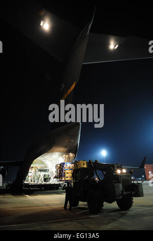 US-Armeesoldaten aus 688. schnelle Port Öffnungselement Fort Eustis, Virginia, Last Ladung und Relief liefert auf ein Flugzeug der US Air Force Reserve c-17 Globemaster III zur Unterstützung von Haiti Erdbebenhilfe in Langley Air Force Base, VA., 16. Januar 2010. Die c-17-Crew ist aus der 729. Airlift Squadron, März Air Reserve Base, Kalifornien, Teilnahme an der Operation Unified Response.  Staff Sgt Jacob N. Bailey Stockfoto