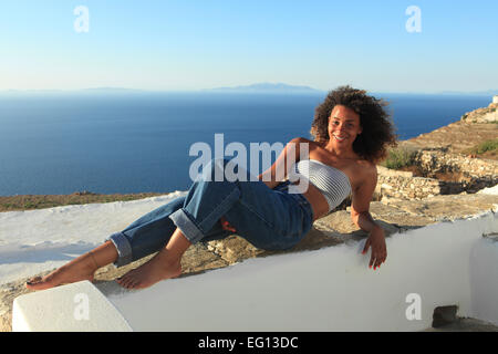 Griechenland gemischt eine junge Rasse Mädchen posiert im Urlaub Stockfoto