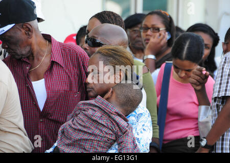 Hatian evakuierte warten in der Schlange zu laden auf eine c-17 Globemaster III-Frachtmaschine in Port-au-Prince, Haiti.  Das Frachtflugzeug ist von den 172 Airlift Wing Air National Guard Base befindet sich in Jackson, MS. Stockfoto