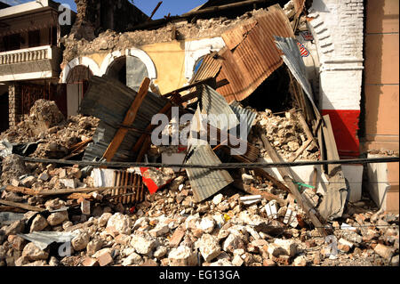 Gebäude sind in Jacmel, Haiti nach dem Erdbeben am 17. Januar 2010 in Haiti zerstört. Jacmel befindet sich auf der anderen Seite von Haiti mit einer Einwohnerzahl von 50.000. Ihr Krankenhaus wurde durch das Erdbeben zerstört und ist die Behandlung von Patienten außerhalb des Krankenhauses. Etwa 350 Menschen haben ihr Leben in Jacmel aufgrund des Erdbebens verloren, die die Region am 12. Januar 2010 nach Emmet Murphy Chef der Partei ACDIL VOCA getroffen.  Master Sgt. Jeremy Sperre aufgehoben Stockfoto