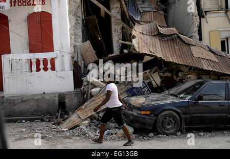 Gebäude sind in Jacmel, Haiti nach dem Erdbeben am 17. Januar 2010 in Haiti zerstört. Jacmel befindet sich auf der anderen Seite von Haiti mit einer Einwohnerzahl von 50.000. Ihr Krankenhaus wurde durch das Erdbeben zerstört und ist die Behandlung von Patienten außerhalb des Krankenhauses. Etwa 350 Menschen haben ihr Leben in Jacmel aufgrund des Erdbebens verloren, die die Region am 12. Januar 2010 nach Emmet Murphy Chef der Partei ACDIL VOCA getroffen.  Master Sgt. Jeremy Sperre aufgehoben Stockfoto