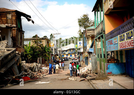Gebäude sind in Jacmel, Haiti nach dem Erdbeben am 17. Januar 2010 in Haiti zerstört. Jacmel befindet sich auf der anderen Seite von Haiti mit einer Einwohnerzahl von 50.000. Ihr Krankenhaus wurde durch das Erdbeben zerstört und ist die Behandlung von Patienten außerhalb des Krankenhauses. Etwa 350 Menschen haben ihr Leben in Jacmel aufgrund des Erdbebens verloren, die die Region am 12. Januar 2010 nach Emmet Murphy Chef der Partei ACDIL VOCA getroffen.  Master Sgt. Jeremy Sperre aufgehoben Stockfoto