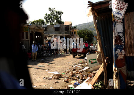 Gebäude sind in Jacmel, Haiti nach dem Erdbeben am 17. Januar 2010 in Haiti zerstört. Jacmel befindet sich auf der anderen Seite von Haiti mit einer Einwohnerzahl von 50.000. Ihr Krankenhaus wurde durch das Erdbeben zerstört und ist die Behandlung von Patienten außerhalb des Krankenhauses. Etwa 350 Menschen haben ihr Leben in Jacmel aufgrund des Erdbebens verloren, die die Region am 12. Januar 2010 nach Emmet Murphy Chef der Partei ACDIL VOCA getroffen.  Master Sgt. Jeremy Sperre aufgehoben Stockfoto