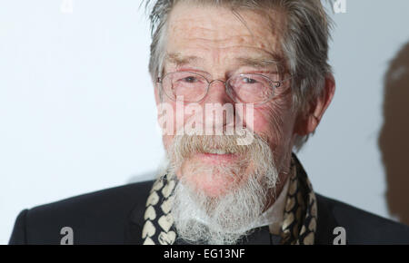 Vereinigtes Königreich: Britischer Schauspieler John Hurt posiert für Bilder auf dem roten Teppich, als sie für die 34. London Critics Circle Film Awards im Zentrum von London am 2. Februar 2014 kommt. Stockfoto