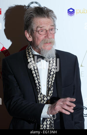 Vereinigtes Königreich: Britischer Schauspieler John Hurt posiert für Bilder auf dem roten Teppich, als sie für die 34. London Critics Circle Film Awards im Zentrum von London am 2. Februar 2014 kommt. Stockfoto