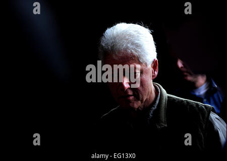 Ehemaliger US-Präsident Bill Clinton beschreibt die Hilfsmaßnahmen mit Colonel Buck Elton, Commander, spezielle Operationen Befehl Süden vorwärts-Haiti, Port au Prince, Haiti, 18. Januar 2010.  Die US-Gesandten für Haiti hat Präsident Clinton 12. Januar 2010 durch das Erdbeben verursachten Schäden und Entlastung Bemühungen befragt.  von Master Sgt. Jeremy LockReleased Stockfoto