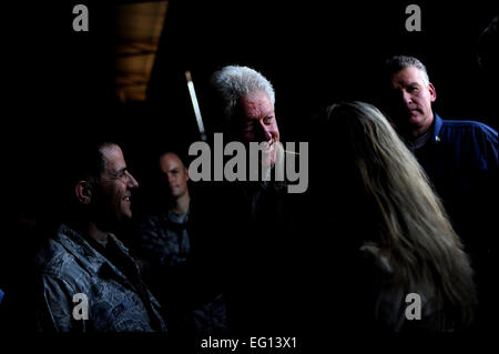 Ehemaliger US-Präsident Bill Clinton beschreibt die Hilfsmaßnahmen mit Colonel Buck Elton, Commander, spezielle Operationen Befehl Süden vorwärts-Haiti, Port au Prince, Haiti, 18. Januar 2010.  Die US-Gesandten für Haiti hat Präsident Clinton 12. Januar 2010 durch das Erdbeben verursachten Schäden und Entlastung Bemühungen befragt.  von Master Sgt. Jeremy LockReleased Stockfoto