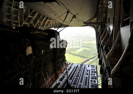 100118-F-2034C-075 Paletten Hilfsgüter Ausgang einer c-17 Globemaster III über Haiti 18. Januar 2010. Die c-17 mit Crew vom Flieger aus der 437 Airlift Wing, Charleston Air Force Base, Charleston, South Carolina, verstorbenen Papst AFB, North Carolina und 40 Paletten von Nahrung und Wasser geliefert.  Zur Gewährleistung der Sicherheit des haitianischen Volkes gesichert Joint Task Force-Haiti Bereich, in dem die Lieferungen airdrop. Einmal auf dem Boden wurden Lieferungen von JTF-Haiti, USAID und anderen humanitären Personals verteilt. Master Sergeant Shane A. Cuomo Stockfoto