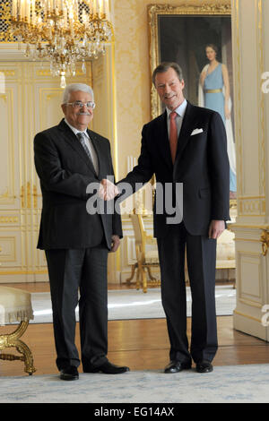 Luxemburg, Luxemburg, Luxemburg. 13. Februar 2015. Der palästinensische Präsident Mahmoud Abbas trifft sich mit Großherzog Henri von Luxemburg in Luxemburg am 13. Februar 2015 © Thaer Ganaim/APA Bilder/ZUMA Draht/Alamy Live News Stockfoto