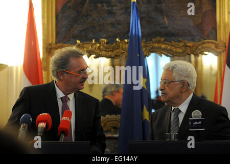 Luxemburg, Luxemburg, Luxemburg. 13. Februar 2015. Der palästinensische Präsident Mahmoud Abbas trifft sich mit Luxemburgs Minister der Außenminister Jean Asselborn, am 13. Februar 2015 in Luxemburg © Thaer Ganaim/APA Bilder/ZUMA Draht/Alamy Live News Stockfoto