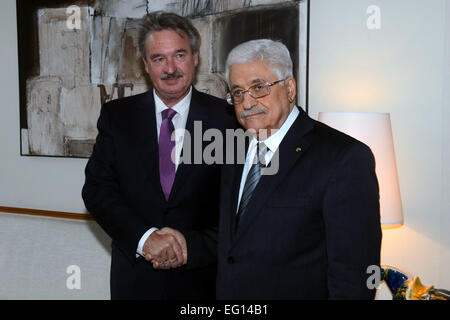 Luxemburg, Luxemburg, Luxemburg. 13. Februar 2015. Der palästinensische Präsident Mahmoud Abbas trifft sich mit Luxemburgs Minister der Außenminister Jean Asselborn, am 13. Februar 2015 in Luxemburg © Thaer Ganaim/APA Bilder/ZUMA Draht/Alamy Live News Stockfoto