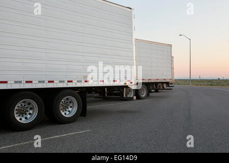 Sonnenaufgang an einem Truck stop Stockfoto