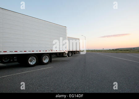 Sonnenaufgang an einem Truck stop Stockfoto