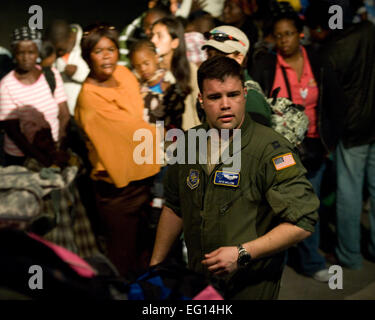 Captain Pete Mallow, ein 40. Airlift Squadron-Co-Pilot, lädt Gepäck in eine c-130 Hercules, die für Homestead Air Reserve Base, Florida, aus Port-au-Prince, Haiti gebunden ist. 19. Januar 2010. Staff Sgt Paul Villanueva II Stockfoto