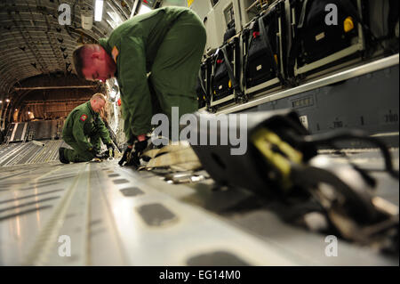 Senior Airman Mike Solly verließ und Staff Sgt Matthew Shields, c-17 Globemaster III zusammenarbeiten zur 15. Airlift Squadron versetzt, Charleston Air Force Base, S.C., bereiten Sie eine Flugzeug-Konfiguration vor ein Airdrop-Mission zur Unterstützung der Operation Unified Antwort hier in Charleston AFB, S.C., 20. Januar 2010.  Staff Sgt Jacob N. Bailey / veröffentlicht Stockfoto