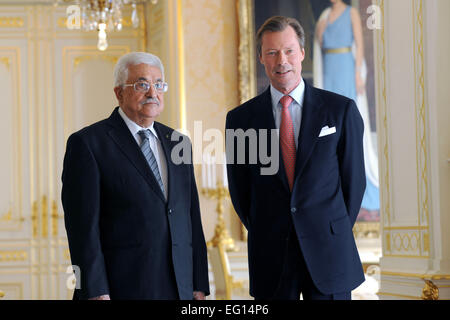 Luxemburg, Luxemburg, Luxemburg. 13. Februar 2015. Der palästinensische Präsident Mahmoud Abbas trifft sich mit Großherzog Henri von Luxemburg in Luxemburg am 13. Februar 2015 © Thaer Ganaim/APA Bilder/ZUMA Draht/Alamy Live News Stockfoto