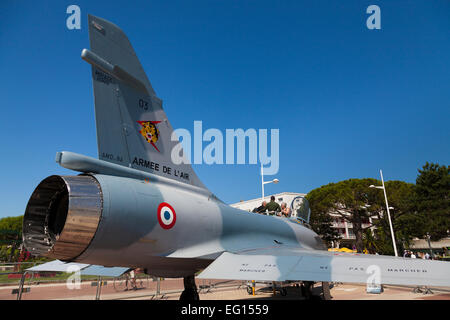 Rückansicht des Kampfflugzeugs Mirage 2000 Super Sonic auf dem display Stockfoto