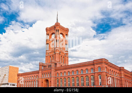 Außenseite des Rotes Rathaus am Alexanderplatz, Berlin, Deutschland Stockfoto