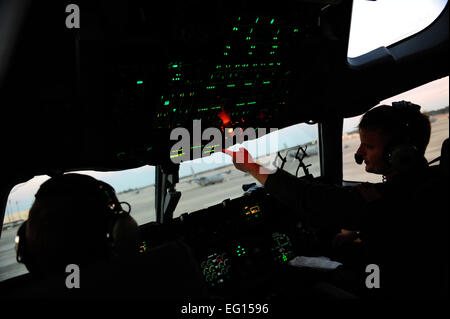 Durchführen Sie US Air Force Captain Kit Conn und Captain Christopher Slauson, c-17 Globemaster III-Piloten mit der 21. Airlift Squadron, Travis Air Force Base AFB, Kalifornien, Preflight Checklisten vor dem US Army Ladehilfsmittel aus Fort Bragg, N.C., zur Unterstützung von Haiti Erdbebenhilfe, 27. Januar 2010.   Staff Sgt Joshua L. DeMotts nicht überprüft Stockfoto