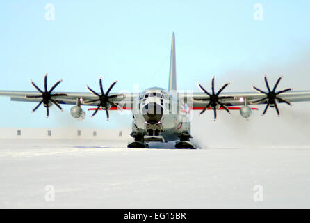 Ein Ski-ausgestattet, LC-130 Hercules-Frachtflugzeug aus der New York Air National Guard 109. Airlift Wing zieht 2. Februar 2011, während einer Operation Deep Freeze-Mission in der Antarktis. 109. AW, der sich in der Antarktis Missionen aus Christchurch, New Zealand, beteiligt ist die einzige Organisation, die die Ski-ausgestattet, LC-130 s fliegt. U.S. Air Force photo Stockfoto