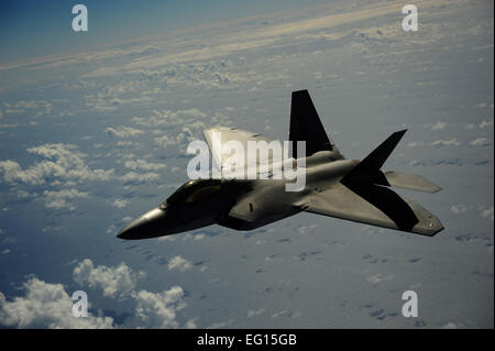 Ein US-Air Force f-22 Raptor zugewiesen zum 90. Fighter Squadron, Elmendorf Air Force Base, Alaska, fliegt in der Nähe von Guam, 16. Februar 2010.  Staff Sgt Jacob N. Bailey Stockfoto