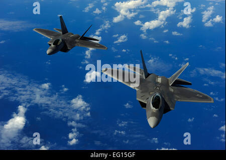 US Air Force f-22 Raptor zugewiesen zum 90. Fighter Squadron, Elmendorf Air Force Base, Alaska, fliegen in der Nähe von Guam, 16. Februar 2010.  Staff Sgt Jacob N. Bailey Stockfoto