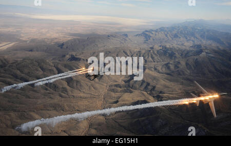 Ein zwei Schiff der B-1 b Lancer zugewiesen 28. Bomb Squadron, Dyess Air Force Base, Texas, Release Spreu und Aufflackern beim Manövrieren über New Mexiko während einer Trainingsmission am 24. Februar 2010.  Dyess feiert das 25-jährige Jubiläum der ersten B-1 Bomber Ankunft an der Basis mit der Dyess große Land Airfest und Tag der offenen Tür am 1. Mai 2010.  Master Sergeant Kevin J. Grünwald Stockfoto