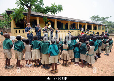 TAKORADI, Ghana 29. März 2010 US Naval Forces Europe NAVEUR Band jazz-Quintett, fünf Sterne Messing, führen Sie für die Kinder im St. Theresa frühen Kindheit Zentrum während der Einweihung eines Spielplatzes durch die Besatzung des amphibischen Dock Landungsschiff USS Gunston Hall LSD 44 renoviert. Das Quintett ist in Angriff genommen an Bord Gunston Hall als Teil von Afrika Partnerschaft Station APS West, eine internationale Initiative von Naval Forces Europe und Naval Forces Afrika dem Ziel zur Verbesserung der Sicherheit im Seeverkehr und Sicherheit auf dem afrikanischen Kontinent entwickelt.  Techn. Sgt. Russell J. McBride Stockfoto