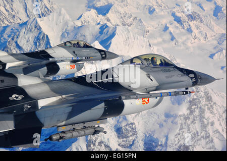 Ein paar f-16 Fighting Falcon Aggressoren überfliegen die Alaska Range, während rote Fahne-Alaska 10-2, 20. April 2010, Eielson Air Force Base in Alaska. RF-A bietet den Teilnehmern 67.000 Quadratmeilen des Luftraums, mehr als 30 Bedrohung Simulatoren, einen konventionellen Bombardierung Bereich und zwei taktische Bombardierung Bereiche mit mehr als 400 verschiedene Arten von Zielen. Die f-16 s sind die 18. Aggressor Squadron zugewiesen.  Staff Sgt Christopher Boitz Stockfoto