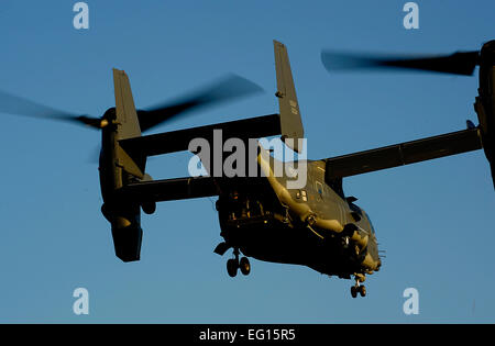 Ein US-Air Force CV-22 Osprey fliegt auf der Eglin Air Force Range, Florida Der Fischadler zeigte einige seiner Fähigkeiten an die Teilnehmer des gemeinsamen zivilen Orientierung Kurs JCOC. JCOC ist ein US-Verteidigungsminister Programm, gesponsert, die Führer von zivilen Gemeinschaften die Möglichkeit über die militärischen und nationalen Verteidigung lernen.  Master Sergeant Russell E. Cooley IV Stockfoto